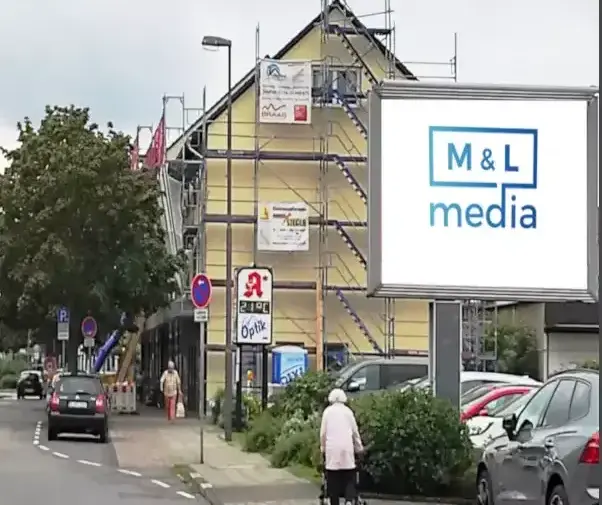 Klassische Werbeträger als individuelle Hinweisbeschilderung für Verkaufsstellen