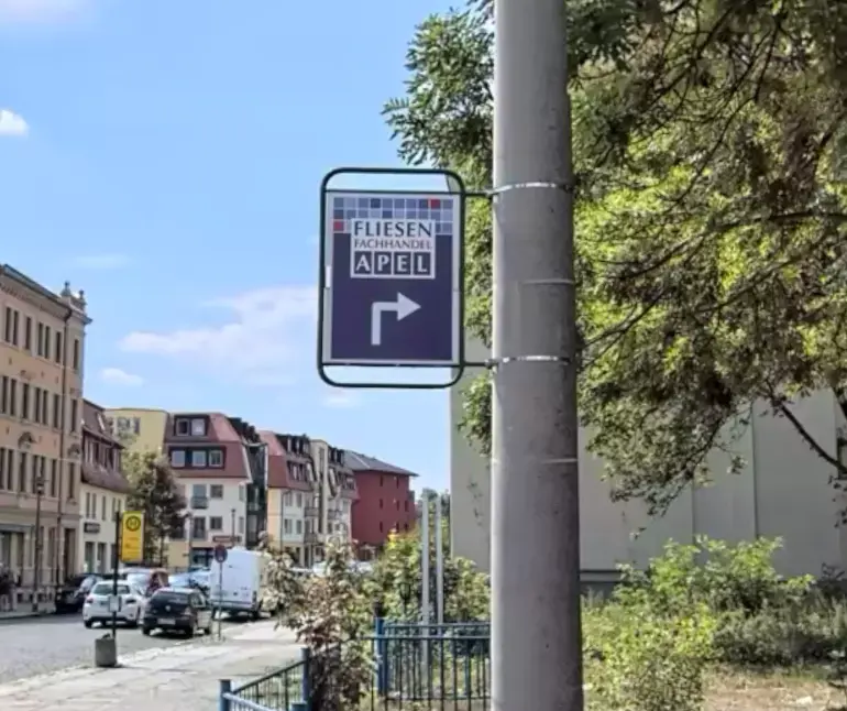 Klassische Werbeträger als individuelle Hinweisbeschilderung für Verkaufsstellen