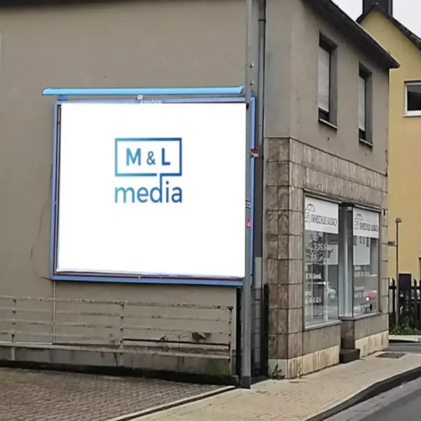 Klassische Werbeträger als individuelle Hinweisbeschilderung für Verkaufsstellen