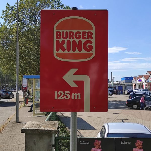 Hinweisschild als individuelle Hinweisbeschilderung