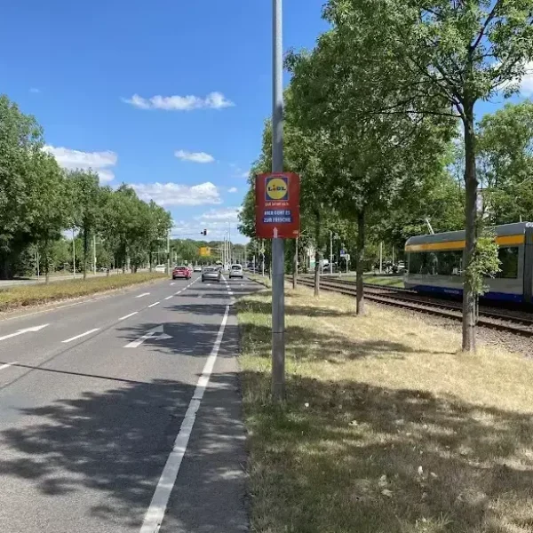 Klassische Werbeträger als individuelle Hinweisbeschilderung für Verkaufsstellen