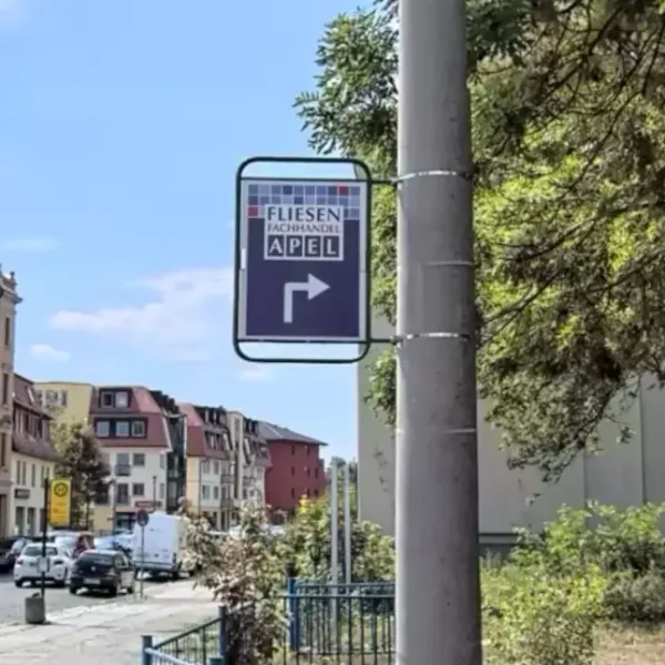 Klassische Werbeträger als individuelle Hinweisbeschilderung für Verkaufsstellen